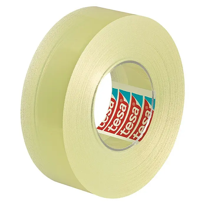 Tesa Cinta de pegado Film transparent - 19 mm x 33 m, Transparente - Un rollo de cinta adhesiva Tesa sobre un fondo negro. La cinta es transparente y está enrollada en un carrete transparente con el logo de Tesa.