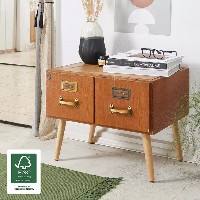 Wagner System Möbelfuß - Ø x H: 35 x 110 mm, Holz - Vintage Holz-Beistelltisch mit zwei Schubladen, Messinggriffen und schrägen Beinen, mit Büchern und Vase.