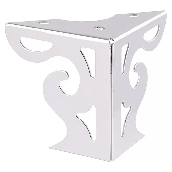 Wagner System Möbelfuß Sofa Style - L x B x H: 8 x 8 x 10 cm, Stahl - Glänzende, silberne Möbel-Eckhalterung aus Metall mit dekorativen geschwungenen Aussparungen und Befestigungslöchern.