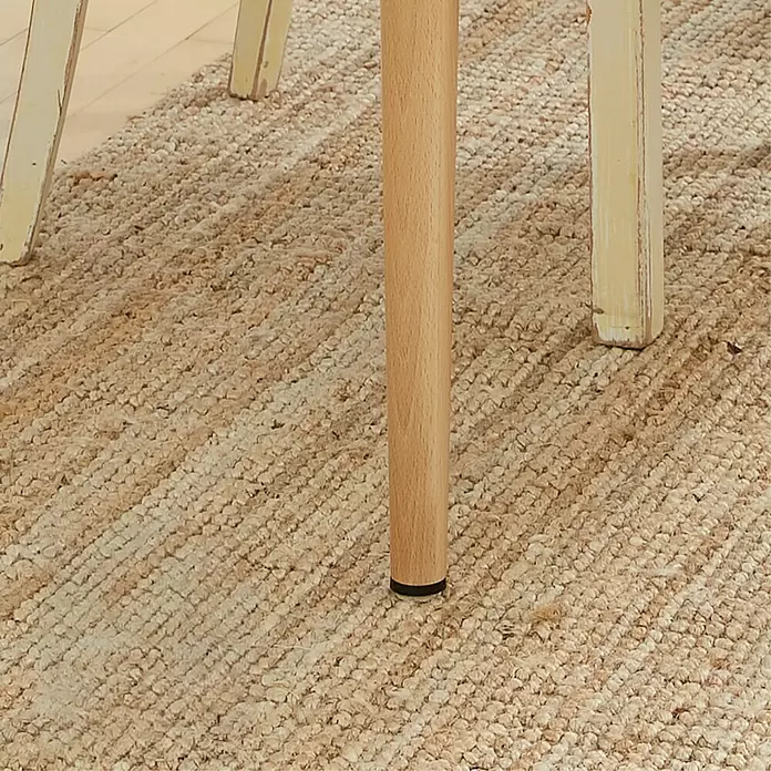Wagner System Möbelfuß Classic - Ø x H: 60 x 160 mm, Holz, Braun - Möbelbeine aus Naturholz und distressed Creme auf einem natürlichen Webteppich.