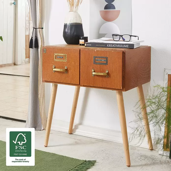 Wagner System Möbelfuß - Ø x H: 35 x 410 mm, Holz - Holznachttisch mit zwei Schubladen, Messinggriffen und Naturholzbeinen, in einem Raum mit Vase und Büchern darauf.