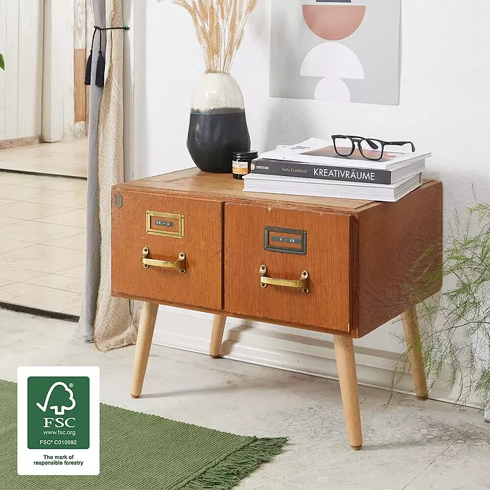 Wagner System Möbelfuß - Ø x H: 35 x 210 mm, Holz - Brauner Holzbeistelltisch mit zwei Schubladen, Messinggriffen und konischen Beinen, dekoriert mit Büchern und einer Vase.