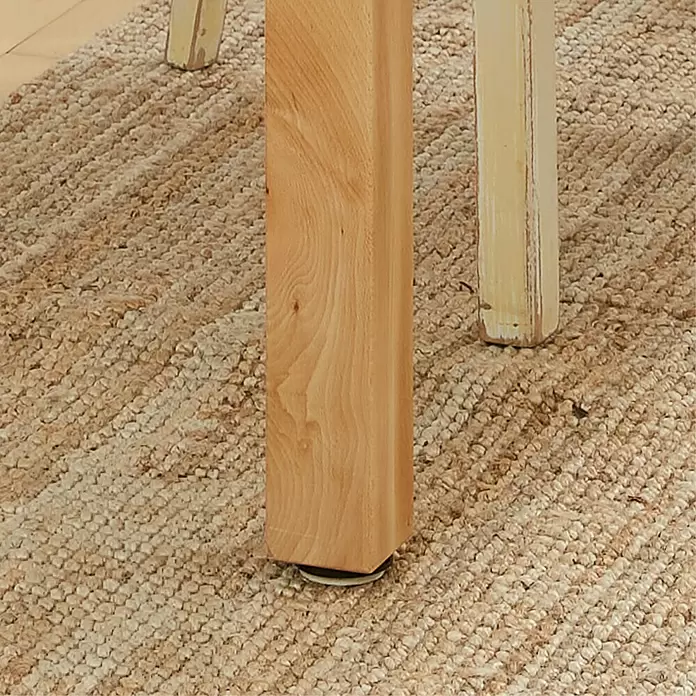 Wagner System Möbelfuß Classic ST 7874 - L x B x H: 60 x 60 x 720 mm, Holz - Nahaufnahme eines hellbraunen Tischbeins aus Holz mit schwarzem Möbelgleiter auf einem beigen Teppich.