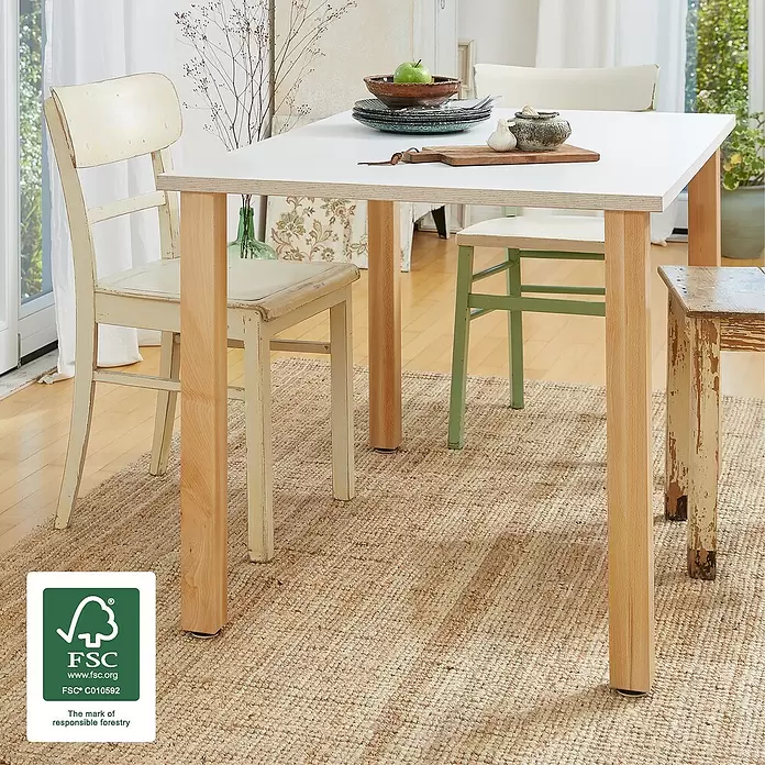 Wagner System Möbelfuß Classic ST 7874 - L x B x H: 60 x 60 x 720 mm, Holz - Rechteckiger weißer Esstisch mit Sperrholzkante und naturfarbenen Holzbeinen in häuslicher Umgebung.
