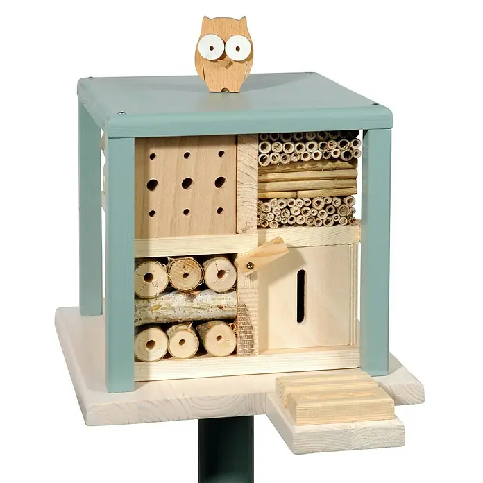 Dobar Insektenhotel Kubus - 27 x 27 x 105 cm, Holz, Grün/Blau - Ein Insektenhotel mit verschiedenen Fächern und einem kleinen Deko-Holzvogel auf dem Dach.