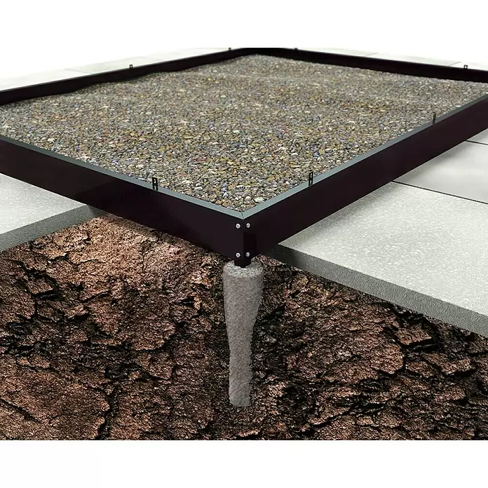 Juliana Gewächshaus Compact - Außenmaß inkl. Dachüberstand (B x T): 224 x 368 cm, Material Seitenwand: Glas, 3 mm, Schwarz - Schwarzer Metallrahmen eines Hochbeets mit Kiesfüllung, auf Betonpfahl in Erde neben grauen Pflastersteinen.
