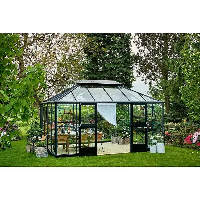 Juliana Gewächshaus Grand Oase - Außenmaß inkl. Dachüberstand (B x T): 439 x 296 cm - Schwarzes Glasgewächshaus mit Holzboden, zum Essen eingerichtet.