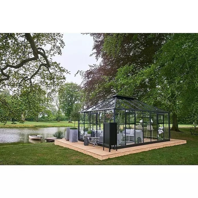 Juliana Gewächshaus Grand Oase - Außenmaß inkl. Dachüberstand (B x T): 511 x 368 cm, Material Seitenwand: Glas, 3 mm, Anthrazit - Schwarz gerahmtes Glasgewächshaus auf Holzdeck am Teich, als moderne Gartenlaube.
