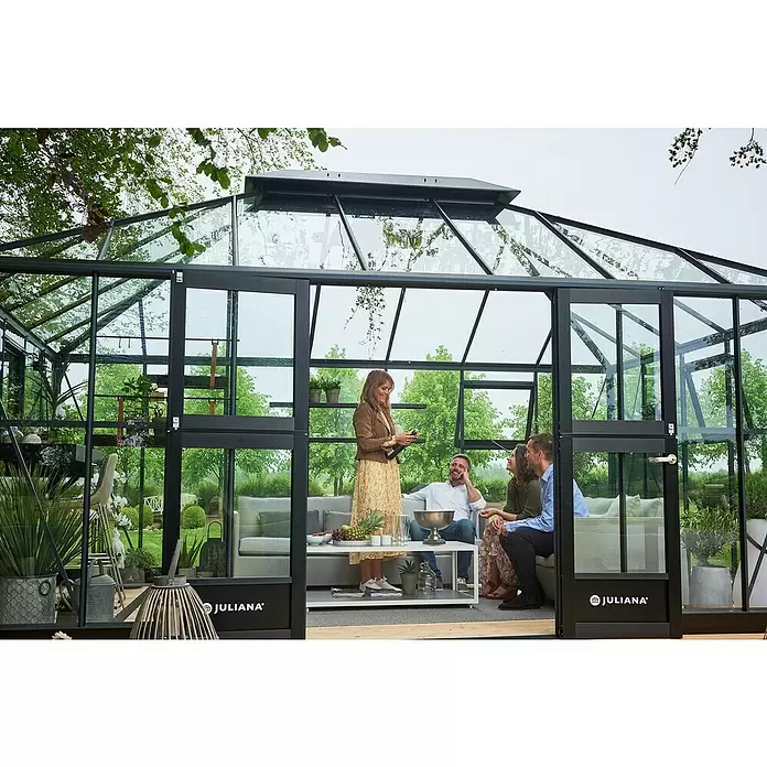 Juliana Gewächshaus Grand Oase - Außenmaß inkl. Dachüberstand (B x T): 511 x 368 cm, Material Seitenwand: Glas, 3 mm, Anthrazit - Juliana Gewächshaus aus dunkelgrauem Aluminium und Glas, als geräumiger Wintergarten mit Schiebetüren und Dachfenstern zum Entspannen genutzt.