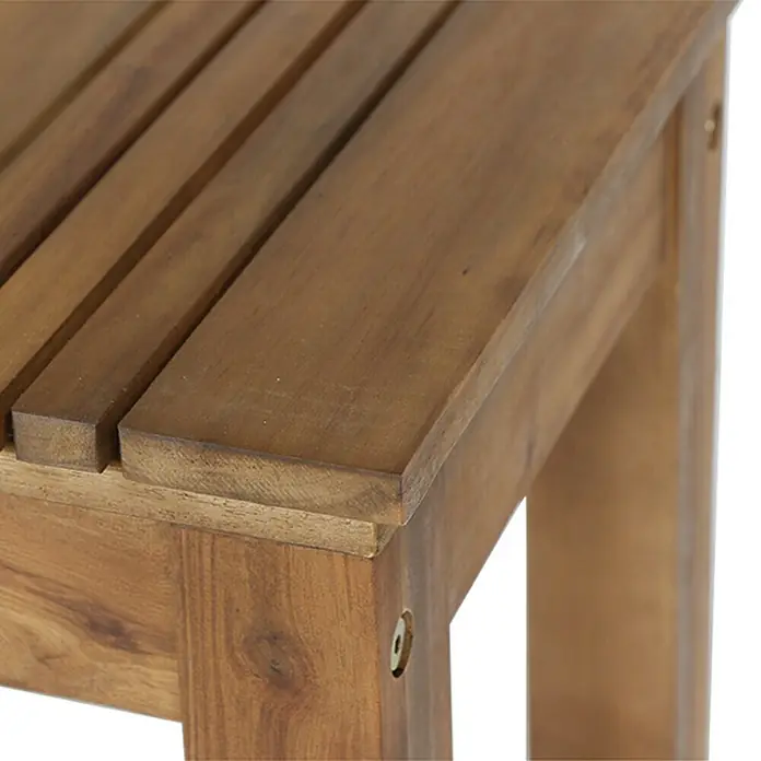 Siena Garden Falun Hocker - 50 x 33 x 45 cm, Akazie - Nahaufnahme eines Holzschemels mit Lattenrost und Holzfüßen, der die natürliche Holzmaserung und die Details der Konstruktion zeigt.