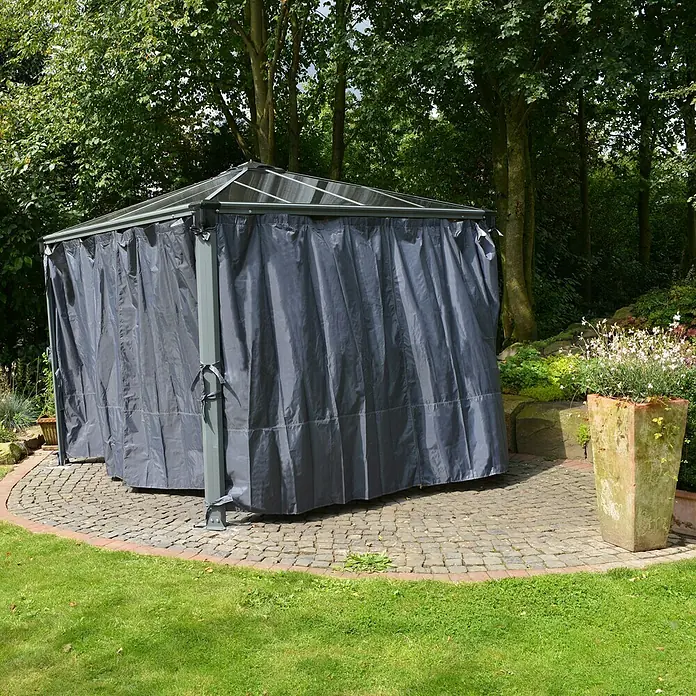 Palram – Canopia Pavillon-Seitenwände für Pavillon Palermo 3000 - B x H: 360 x 217 cm - Bild eines Pavillons mit grauen Vorhängen, der auf einer gepflasterten Fläche in einem Garten steht.
