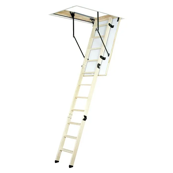 Star Stairs Bodentreppe Star Plus - 110 x 60 cm, Wärmedämmung: 0,85 W/(m²K) - Eine ausklappbare Dachbodentreppe aus hellem Holz mit schwarzen Beschlägen und einer weißen Luke vor einem schwarzen Hintergrund.