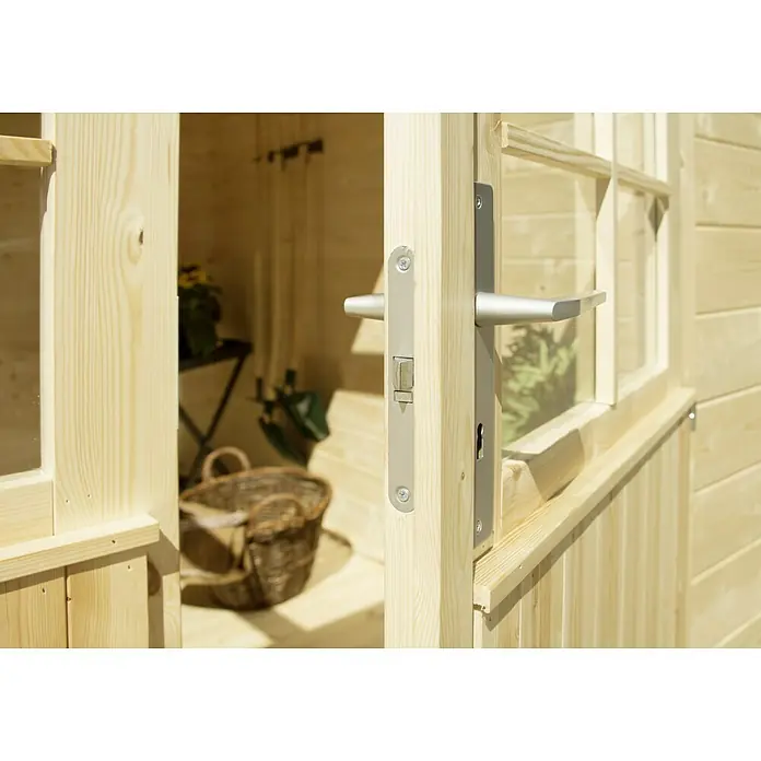 Kiehnholz Gartenhaus Espoo 477 - Außenmaß inkl. Dachüberstand (B x T): 232 x 214 cm, Holz, Natur - Helle Holztür mit silbernem Griff und teilweiser Fensteransicht in einem Gartenhaus, Einblick in den Innenraum mit Korb.