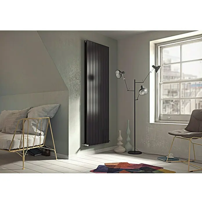 Ximax Raumheizkörper P1 Duplex - B x H: 595 x 1.800 mm, Wärmeleistung bei Vorlauftemperatur von 75 °C (D: 50): 1.576 W, Anthrazit - Ein modernes Zimmer mit einem stilvollen, schwarzen Heizkörper an der Wand, der das minimalistische Design des Raumes ergänzt.