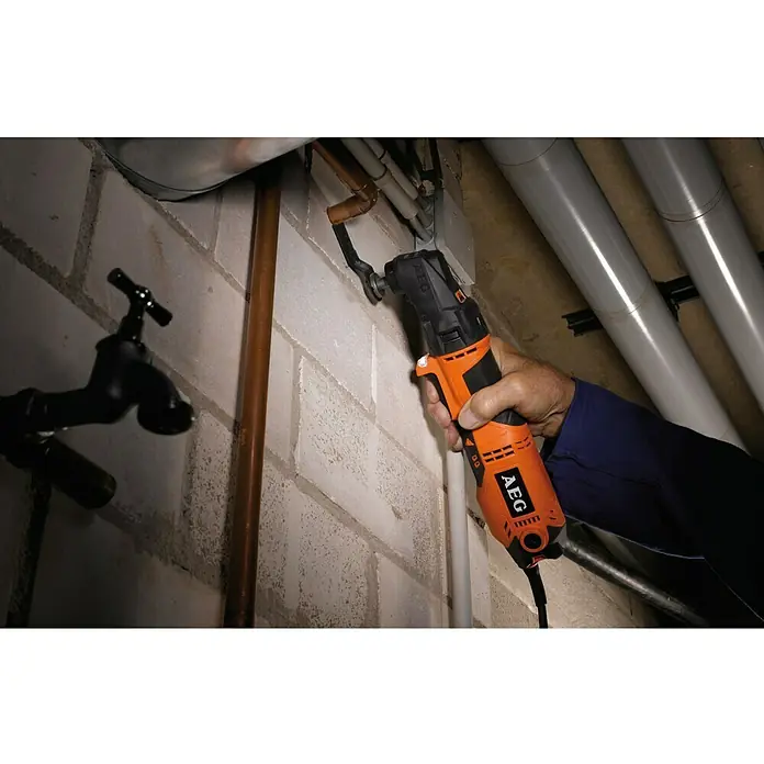 AEG Powertools Elektro-Multifunktionswerkzeug OMNI 300 - 300 W, Sonstige - Eine AEG-Multifunktionswerkzeug sägt ein Rohr. Das Gerät ist orange und schwarz und wird von einer Person gehalten.