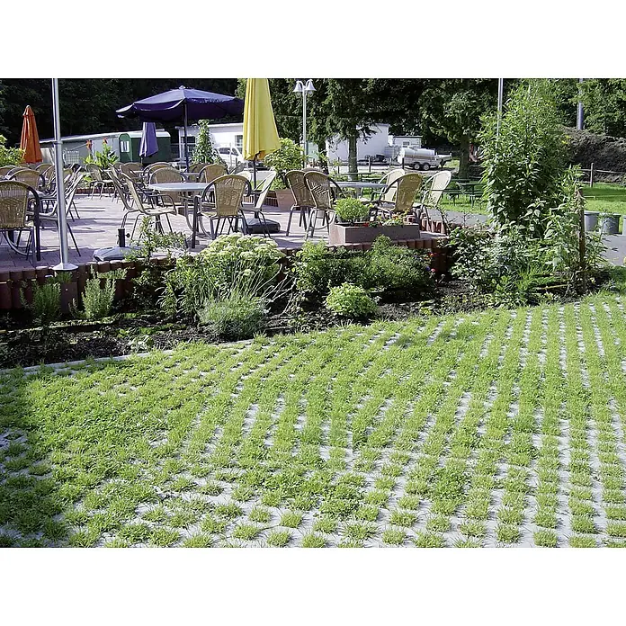 EHL Rasengitterstein - L x B x S: 61 x 40,5 x 8 cm, Grau, Beton - Einladende Gartenterrasse mit Rasengittersteinen, Stühlen, Tischen und Sonnenschirmen für eine entspannte Atmosphäre im Freien.