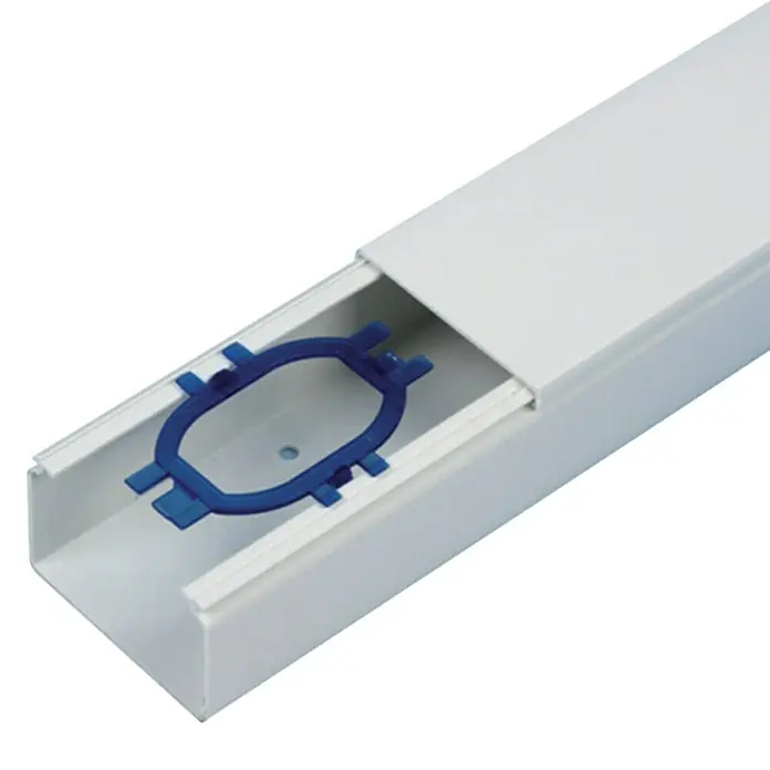 Kabelkanal - 2 m x 100 mm x 40 mm, Weiß - Eine weiße Kabelkanal mit einem blauen Montageelement darin, ideal zur diskreten Kabelführung in Innenräumen.