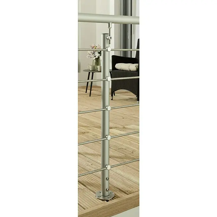 Treba Frewa Geländer-Set AG2 - Oberbodenmontage, Aluminium, Silber, Länge: 150 cm - Detailaufnahme eines Geländers aus Edelstahl mit mehreren horizontalen Streben, befestigt an einem vertikalen Pfosten auf einem Holzdeck.