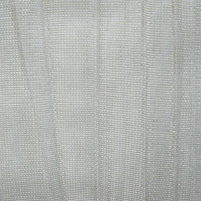 Elbersdrucke Ösenschal Nomadi - 135 x 255 cm, 100 % Polyester, Anthrazit - Nahaufnahme eines weißen, strukturierten Stoffes, der eine subtile Eleganz und Vielseitigkeit für verschiedene Designanwendungen bietet.