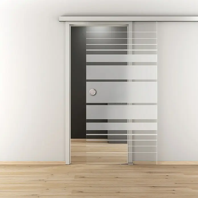 Diamond Doors Glasschiebetür Lines Flowing - 935 x 2.058 mm, Einscheibensicherheitsglas (ESG) - Schiebetür aus Glas mit horizontalen Streifen vor einer weißen Wand und hellem Holzboden. Der Fokus liegt auf dem modernen Design der Tür.