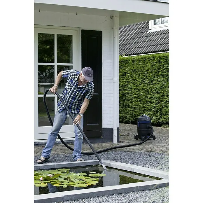 Ubbink Teichschlammsauger VacuProCleaner Maxi - 1.250 W - 1.400 W, Tankvolumen: 35 l - Ein Mann reinigt einen Teich mit einem Teichsauger, der neben ihm auf dem Pflasterstein steht.