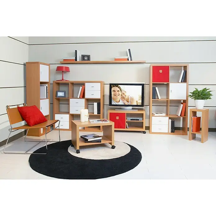 Phönix Aufbewahrungsbox Stor It - L x B x H: 34 x 34 x 34 cm, Kunststoff, Rot - Wohnzimmer-Setup mit Holzregalen, TV-Möbel, Tisch und Stuhl auf einem runden Teppich, der eine moderne und gemütliche Atmosphäre schafft.