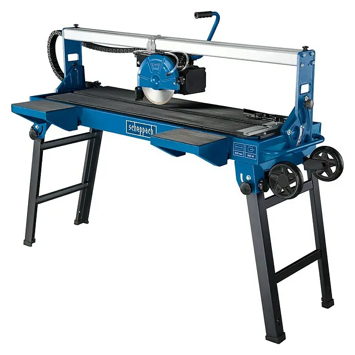 Scheppach Elektro-Fliesenschneider FS3600 - 900 W, Max. Schnittlänge: 920 mm, Schnitttiefe bei 90 °: 36 mm - Scheppach Fliesenschneider mit blauem Rahmen und schwarzem Tisch zur Bearbeitung von Fliesen.