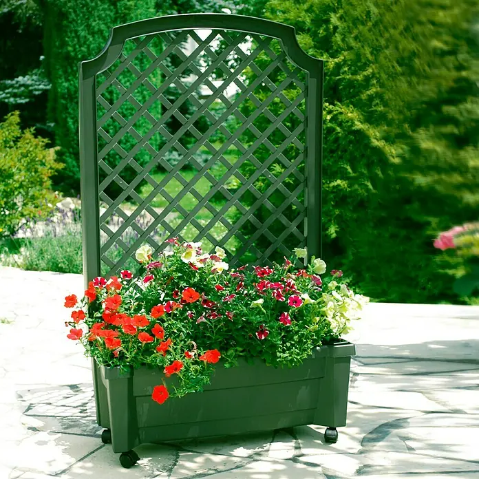 KHW Pflanzkasten Calypso - Außenmaß (L x B x H): 79 x 35 x 134 cm, Kunststoff, Grün, Mit Rankgitter - Ein grüner Pflanzkasten mit Rankgitter und bunten Blumen darauf steht auf einer gepflasterten Fläche im Freien.