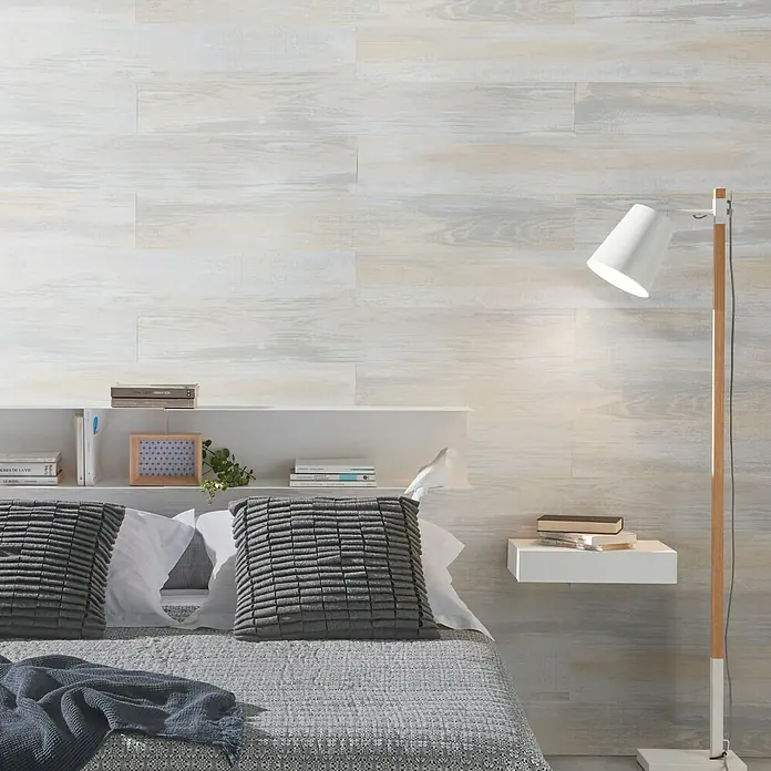 Grosfillex Panel de pared Element Wood Compact Datcha - Gris, 120 cm x 15,4 cm x 6 mm - Dormitorio con paneles de pared de madera blanca y gris, cama con colcha y almohadas grises, lámpara de pie y estantes.