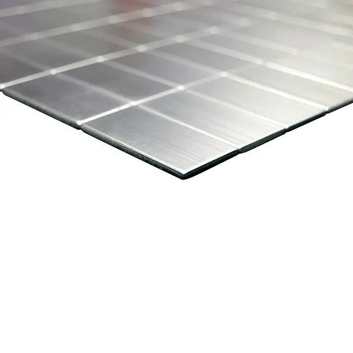 Selbstklebemosaik SAM 4MM50 - 30,5 x 30,5 cm, Silber, Glänzend - Nahaufnahme von quadratischen Metallfliesen mit gebürsteter Oberfläche, die ein modernes und industrielles Design zeigen. Ideal für Küchenrückwände oder Akzentwände.