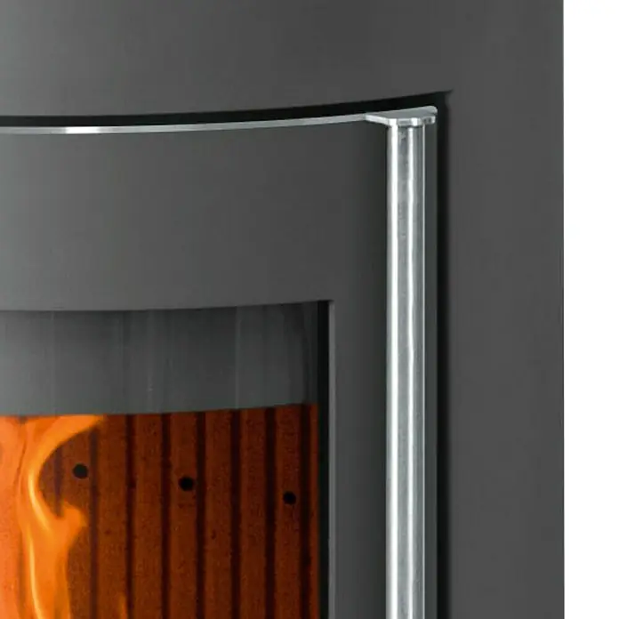 Justus Kaminofen Mino Top 2.0 - 5,5 kW, Raumheizvermögen: 88 m³, Material Verkleidung: Stahl, Schwarz - Detailaufnahme eines Kaminofens mit sichtbarem Feuer, hervorgehoben durch eine graue Umrandung und einen silbernen Griff. Elegantes Design für gemütliche Wärme.