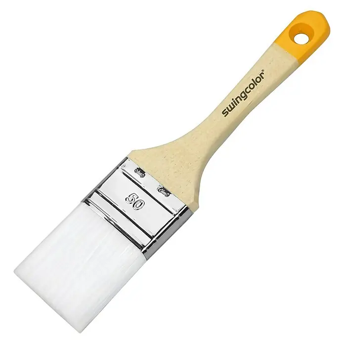 swingcolor Komfort Flachpinsel Lack - Breite Borsten: 50 mm, All-in-one-Borsten, Naturholz - Detailaufnahme eines Swingcolor-Flachpinsels mit hellem Holzgriff, gelbem Ende und silberner Zwinge, ideal zum präzisen Auftragen von Farbe.