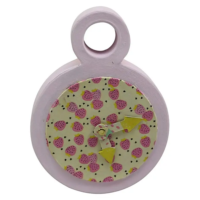 Décopatch Pieza decorativa Reloj - 1 ud., Cartón, 3 x 20,5 cm - Reloj de juguete lila con estampado de fresas. El reloj tiene un cuerpo redondo con un lazo en la parte superior y manecillas.