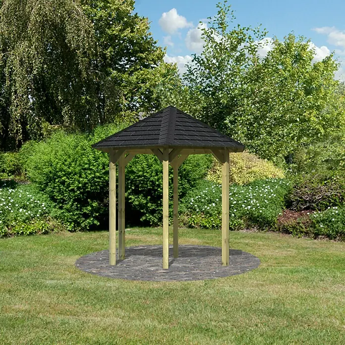 Karibu Pavillon Lissabon Set - Durchmesser: 299 cm, Schwarz, Natur - Eine sechseckige Gartenlaube mit einem dunklen, schindelgedeckten Dach und hellen Holzpfosten, die auf einem gepflasterten Untergrund steht.