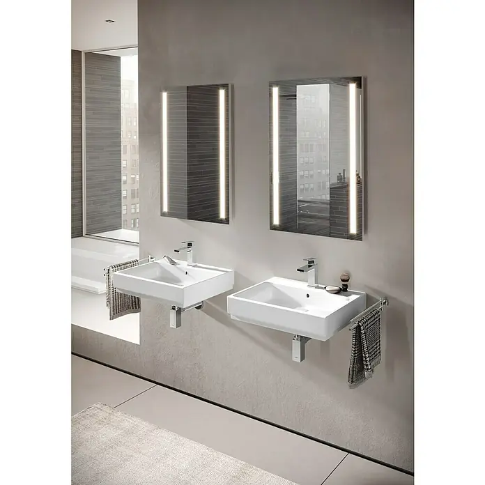 Grohe Essentials Cube Handtuchhalter - 2-armig, Chrom, Glänzend - Ein modernes Badezimmer mit zwei rechteckigen Aufsatzwaschbecken, beleuchteten Spiegeln und schlichtem Design für einen eleganten Look.