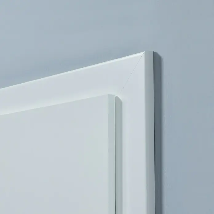 Kilsgaard Türzarge Typ 3735 x 1.985 mm, Wandstärke: 330 mm, DIN Anschlag: Links, Weiß lackiert, ähnlich RAL 9010 - Detailaufnahme einer weißen Tür mit passendem Rahmen, der sich von der hellblauen Wand abhebt. Die Tür wirkt minimalistisch und modern.