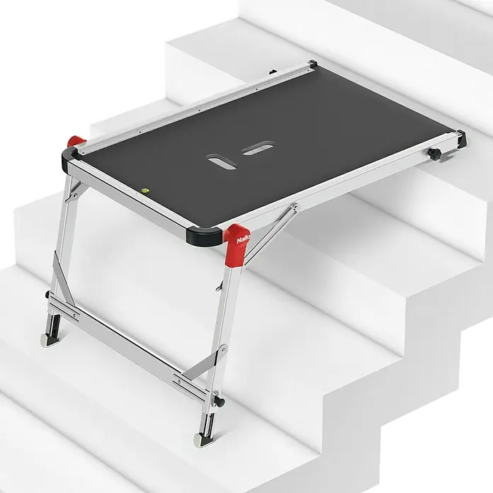 Hailo Treppenpodest TP1 - Belastbarkeit: 150 kg, Aluminium - Das Bild zeigt eine Hailo-Montageplattform, die sicher auf einer Treppe steht, ideal für Arbeiten in unterschiedlichen Höhen.