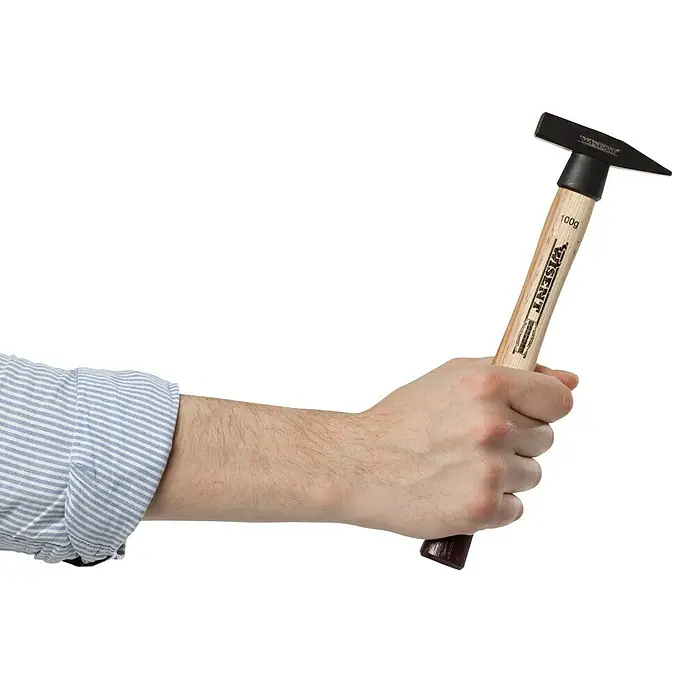 Wisent Schlosserhammer - 100 g, Holz Hickory - Eine Hand hält einen Wisent Hammer mit einem Holzgriff. Das Werkzeug ist ideal für Heimwerker und Profis.