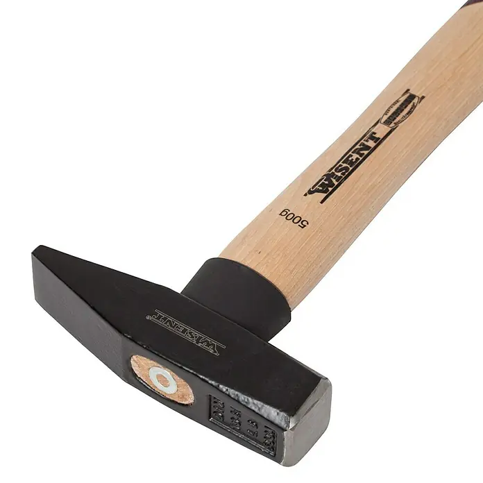 Wisent Schlosserhammer - 500 g, Holz Hickory - Nahaufnahme eines WISENT Schlosserhammers mit Holzgriff und schwarzem Hammerkopf.