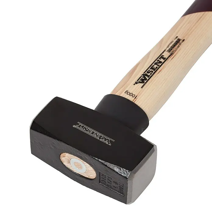 Wisent Mazo - 1.000 g, Acero, Mango de madera - Primer plano de una maza de partir WISENT con mango de madera y cabeza negra, ideal para partir madera.
