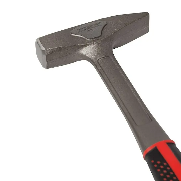 Wisent Schlosserhammer - 300 g - Nahaufnahme eines Maurerhammers mit schwarzem Griff und roter Akzentuierung. Der Hammerkopf ist aus Metall und trägt eine Gravur.