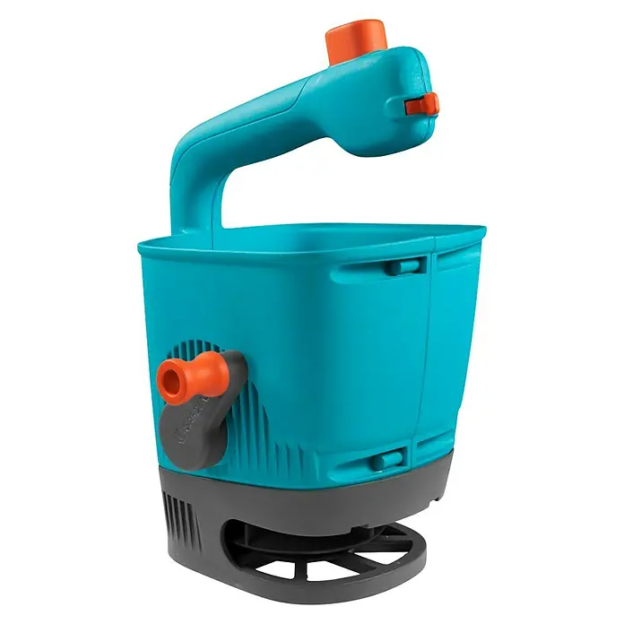 Gardena Handstreuer M - Streubreite: 1 m - 4 m, 1,8 l - Gartengerät zum Ausbringen von Samen oder Dünger. Der Streuwagen ist blau mit orangefarbenen Akzenten und einem grauen Sockel.