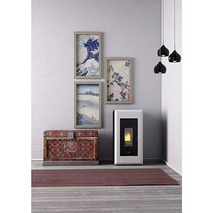 FreePoint Pelletofen Vega Airtight - 10,5 kW, Raumheizvermögen: 252 m³, 0,6 kg/h - 2,4 kg/h, Schwarz/Weiß - Eine moderne Inneneinrichtung mit einem stilvollen Pelletofen, traditionellen japanischen Drucken und einer dekorativen Truhe.