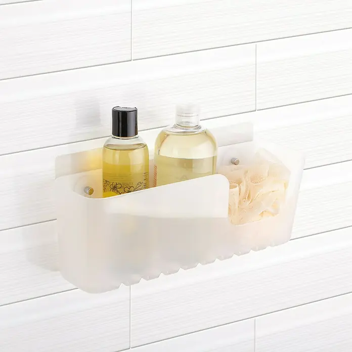 Tatay Standard Cesta de baño - L x An x Al: 8,5 x 30 x 11 cm, Transparente - Imagen de una estantería de ducha con champú y una esponja vegetal. La estantería está montada en una pared de azulejos y parece de plástico esmerilado.