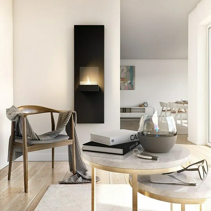 Tenderflame Dekokamin Rock 90 - 23,5 x 40 x 130 cm, Füllmenge: 0,5 l, Schwarz - Wohnzimmer Interieur mit einem Bio-Ethanol Kamin auf dem Tisch und an der Wand, einem Stuhl und Deko.