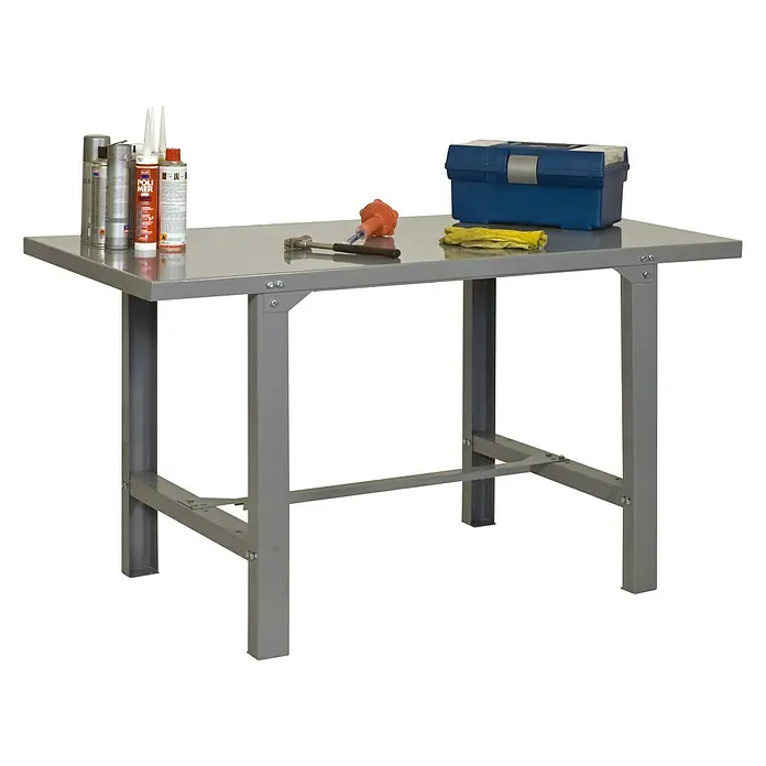 Simonrack Simonwork Werkbank BT6 Metal 1200 - L x B: 73 x 120 cm, Arbeitshöhe: 83 cm, Belastbarkeit: 600 kg, Grau - Ein grauer Werkstatttisch aus Metall mit Werkzeug, Reiniger und einem blauen Werkzeugkasten. Ideal für jede Werkstatt.
