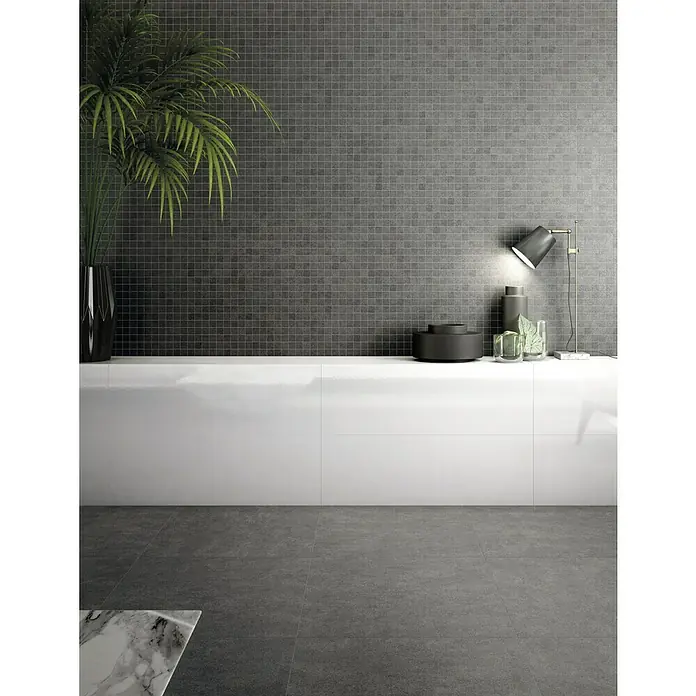 Ambiente by Palazzo Feinsteinzeugfliese30 x 60 cm, Grau, Matt - Innenaufnahme mit Wand- und Bodenfliesen in Grautönen, die ein modernes und elegantes Ambiente schaffen.