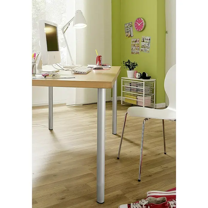 Element System Möbelfuß - Ø x H: 6 x 40 cm, Traglast: 75 kg, Stahl, Weiß/Aluminium - Das Bild zeigt einen Schreibtisch mit einem iMac, einer Lampe, einer Getränkedose und einer weißen Schale auf einer Holzoberfläche mit silbernen Beinen.