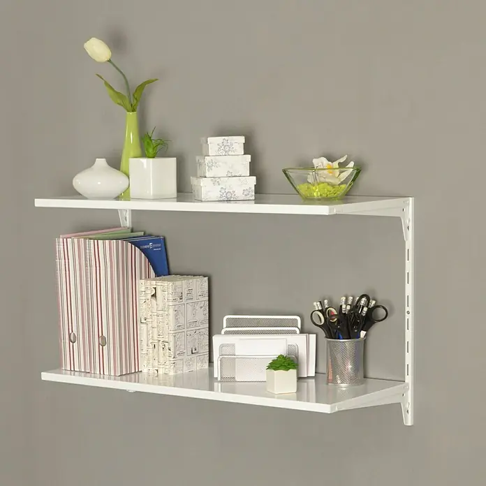 Element System Classic Regal-Set Office 2 RS50 - L x B x H: 33,2 x 82,8 x 49,6 cm, Traglast Einlegeboden: 30 kg, Weiß - Zwei weiße Regale mit Büroartikeln und dekorativen Elementen an einer grauen Wand.