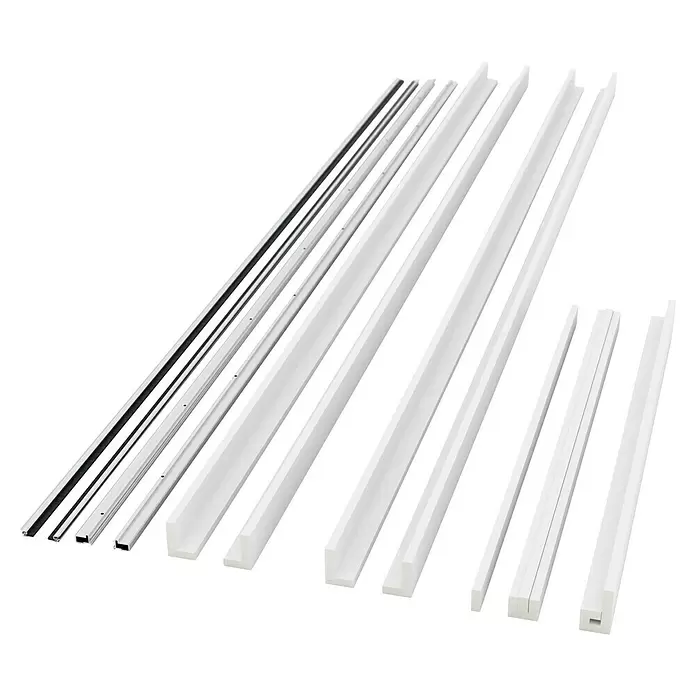 Entravia Gipskartonlaibung CW100/150 - Glasschiebetüren, 1-flügelig, Passend für: Entravia Simple-Pocket Schiebetürsystem - Sortiment linearer Profile, darunter silberne und dunkelgraue Metallschienen sowie verschiedene weiße Kunststoff- oder Lackprofile.
